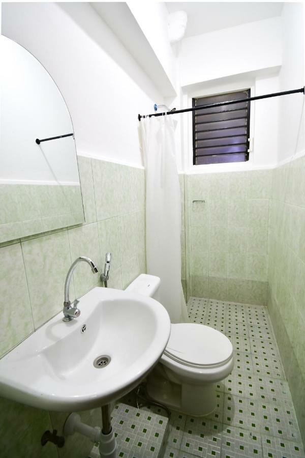 Casa Blanca Apartment Manila Exterior photo